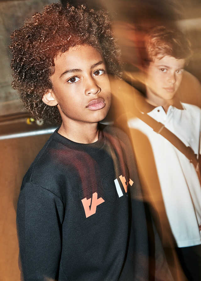 Pullover print embossed