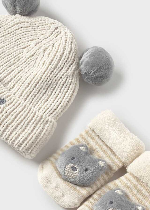 Set de gorro y calcetines